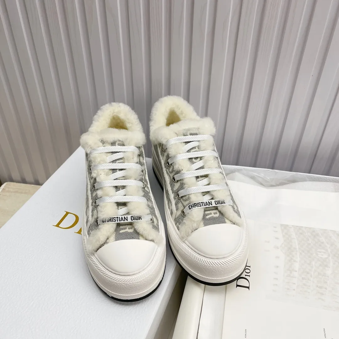 👟👟Ex-factory price 560👟👟 Ready-made high-quality Dior thick-soled sneakers with fully embroidered iconic patterns👟👟 ♦️Top quality in the market🎗Breaking hot item in foreign counters🎗Non-common imitation version in the market🎗🔳The fabric is made of Italian🇮🇹imported fabrics❗️Embroidered upper, original mold injection Logo frosted five-pointed star outsole🔳Inner wool injection molding mold Logo foam feet Code number: 35 to 41. 40 41 custom-made wool